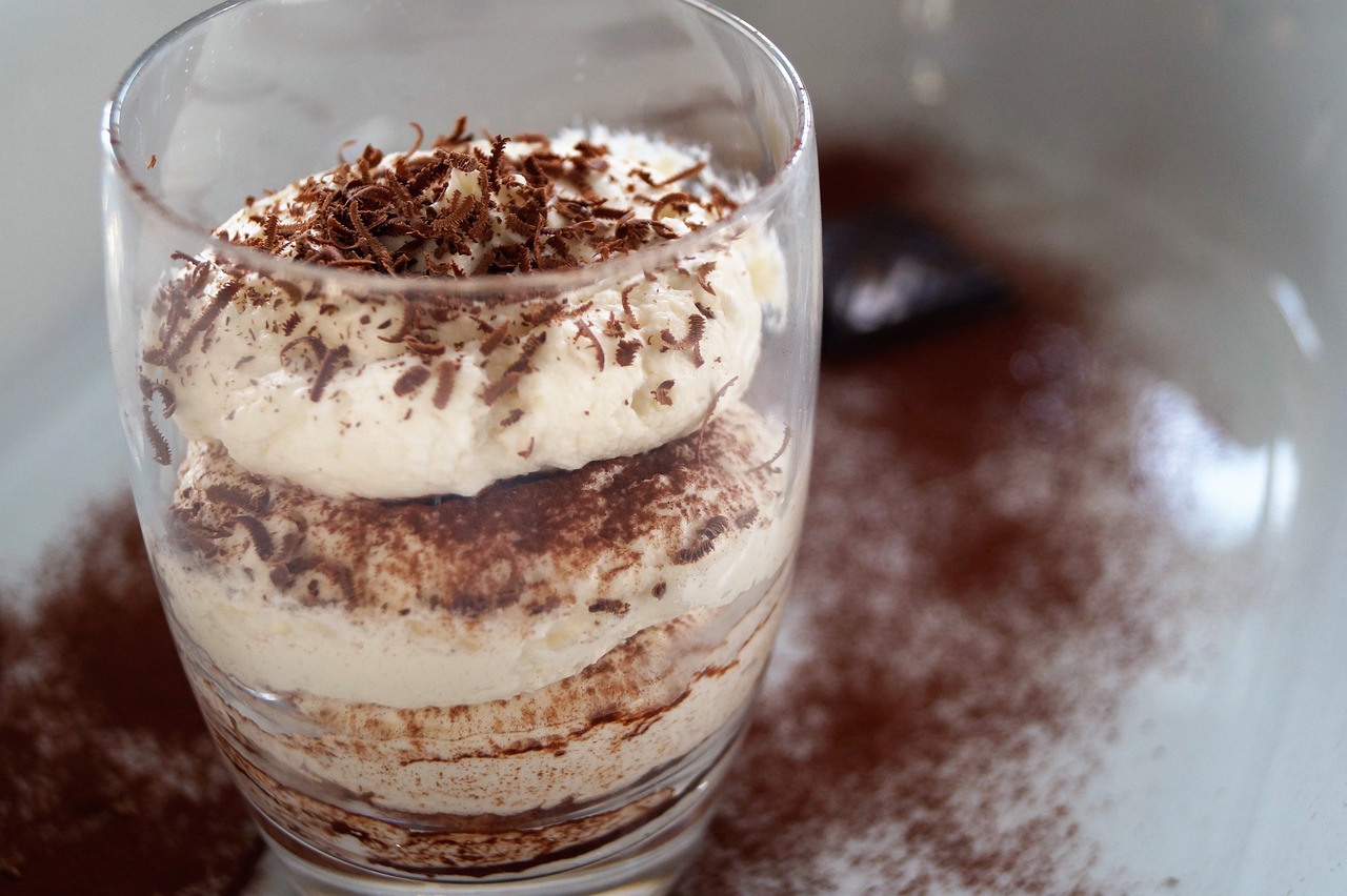 Przepis na deser tiramisu w pucharkach